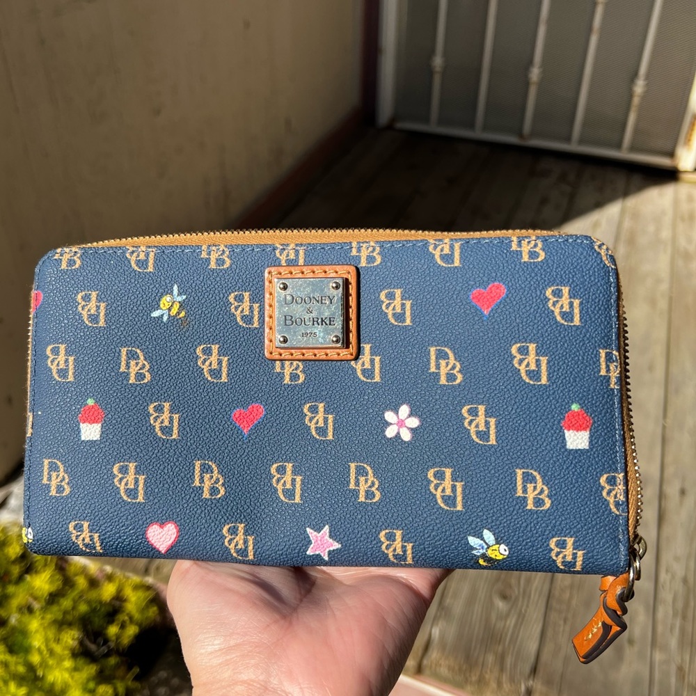 Dooney & Bourke wallet